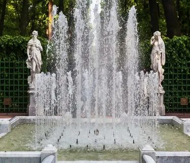 Фонтан в летнем саду петербурга