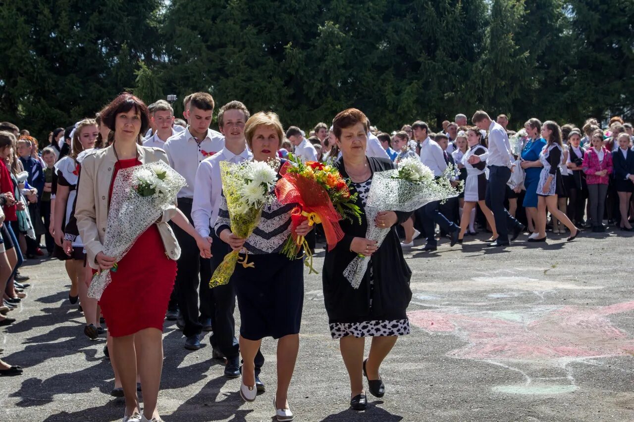 Рп5 крестцы новгородская область. Крестцы школа 2 выпуск 2017. Слухи и сплетни Крестцы. Крестецкий сплетник. Крестцы Новгородская область слухи и сплетни.