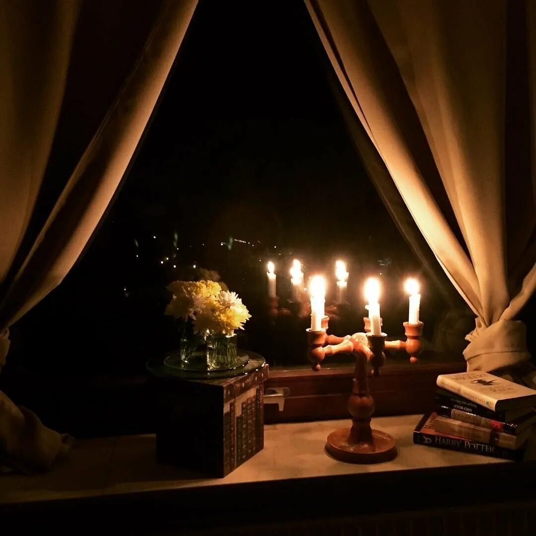 Теплой и уютной ночи. Уютного вечера. Комната со свечами. Свеча в ночи. Свеча на столе.
