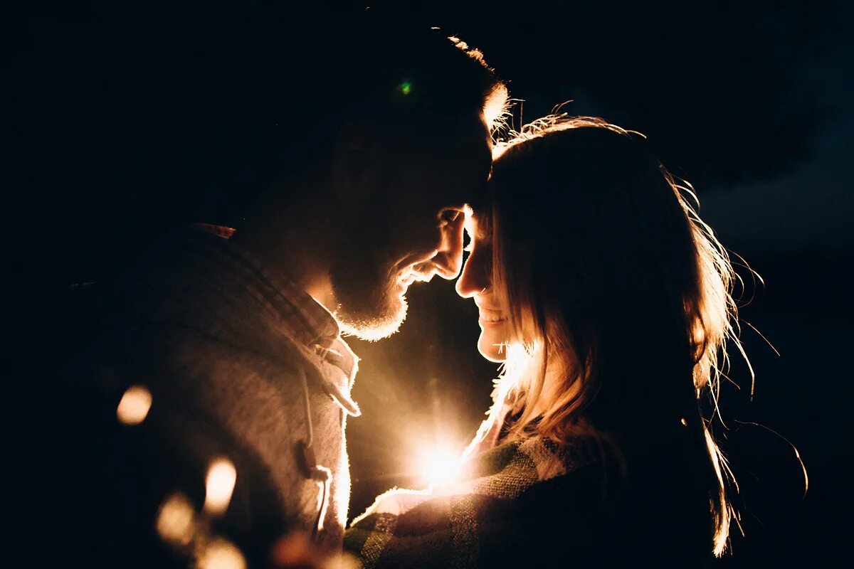 Light kiss. Пара в контровом свете. Контровой свет. Пары свет. Поцелуй в контровом свете.