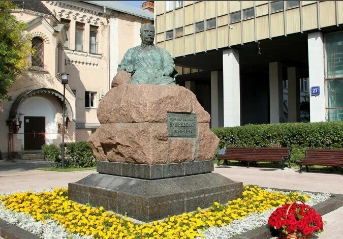 Памятник Вишневскому в Казани. Памятник Вишневскому в Москве. Памятник хирургу Александру Вишневскому. Памятник Дефуне Вишневскому. Вишневского махачкала