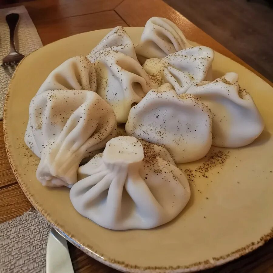 Лепщик хинкали. Манты в кастрюле. Хинкали отварные. Сколько варить хинкал. Варка замороженных хинкали.