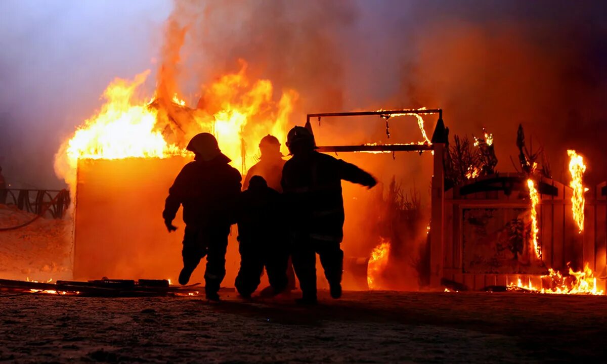 В огнях утонули. Спасение людей при пожаре. GJ;fhyst cgfcf.n BP juyz. Пожарный выбегает из огня.