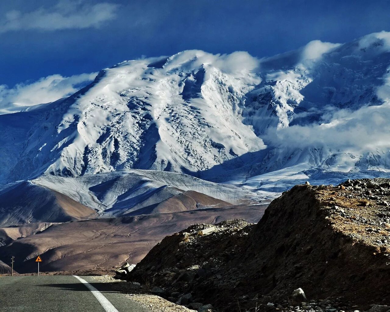 Кавказ памир. Памир горы. Горы Памира в Таджикистане. Таджикистана пик Памир. Высота горы Памир в Таджикистане.