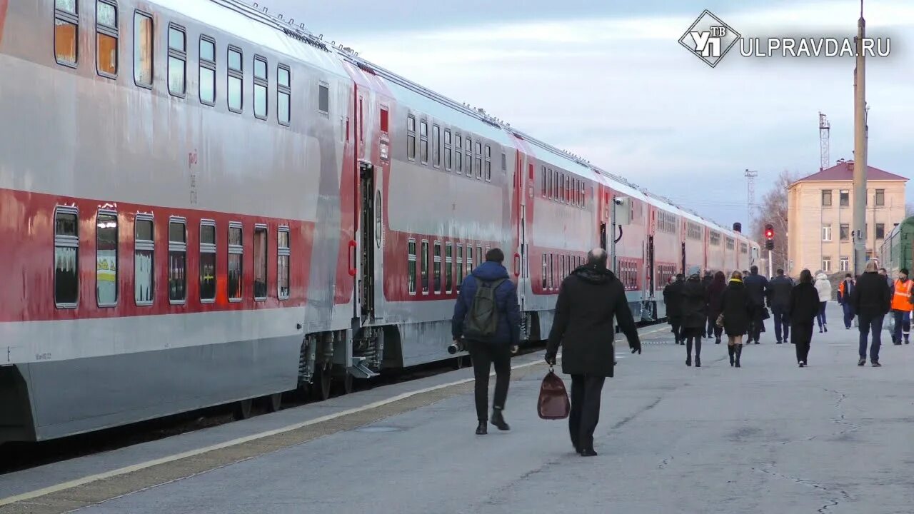 Москва ульяновск поезд едет. Поезд 022й Ульяновск двухэтажный. Фирменный поезд Ульяновск Москва двухэтажный. Двухэтажный фирменный поезд Ульяновск. Двухэтажный поезд Ульяновск Москва.