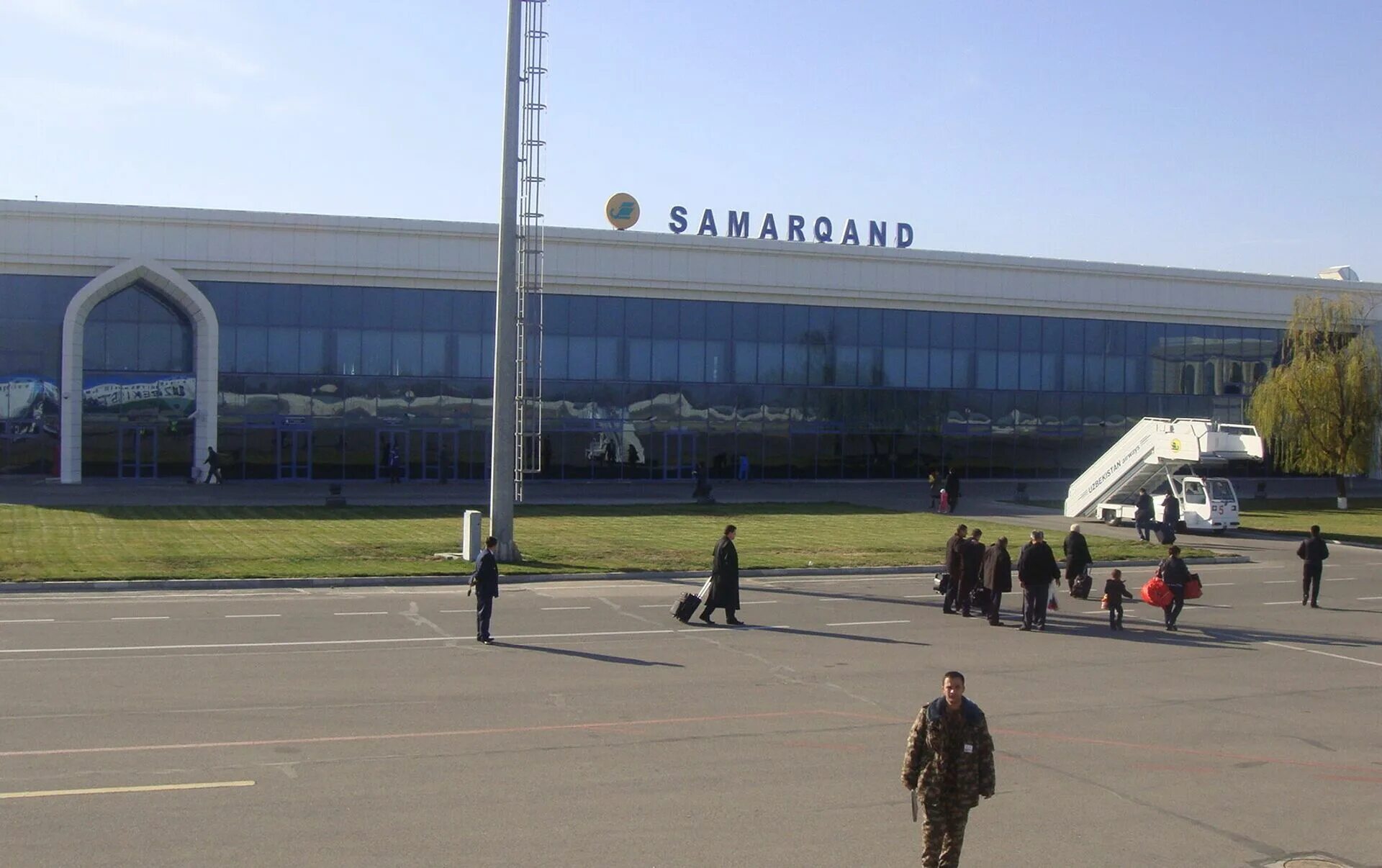 Аэропорт самарканд новый. Самаркандский международный аэропорт. Аэропорт самарканд 2022. Самаркандский международный аэропорт. Самарканд халкаро аэропорти.