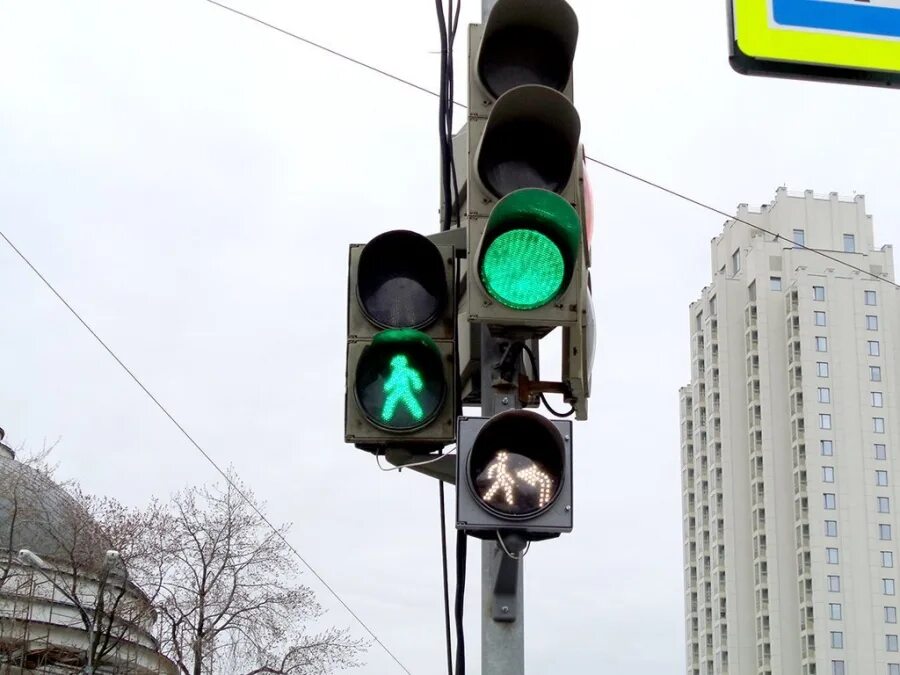 На какой сигнал светофора переходят улицу. Светофор с дополнительной секцией. Светофор со стрелкой. Доп секция светофора для пешеходов. Светофор для пешеходов.