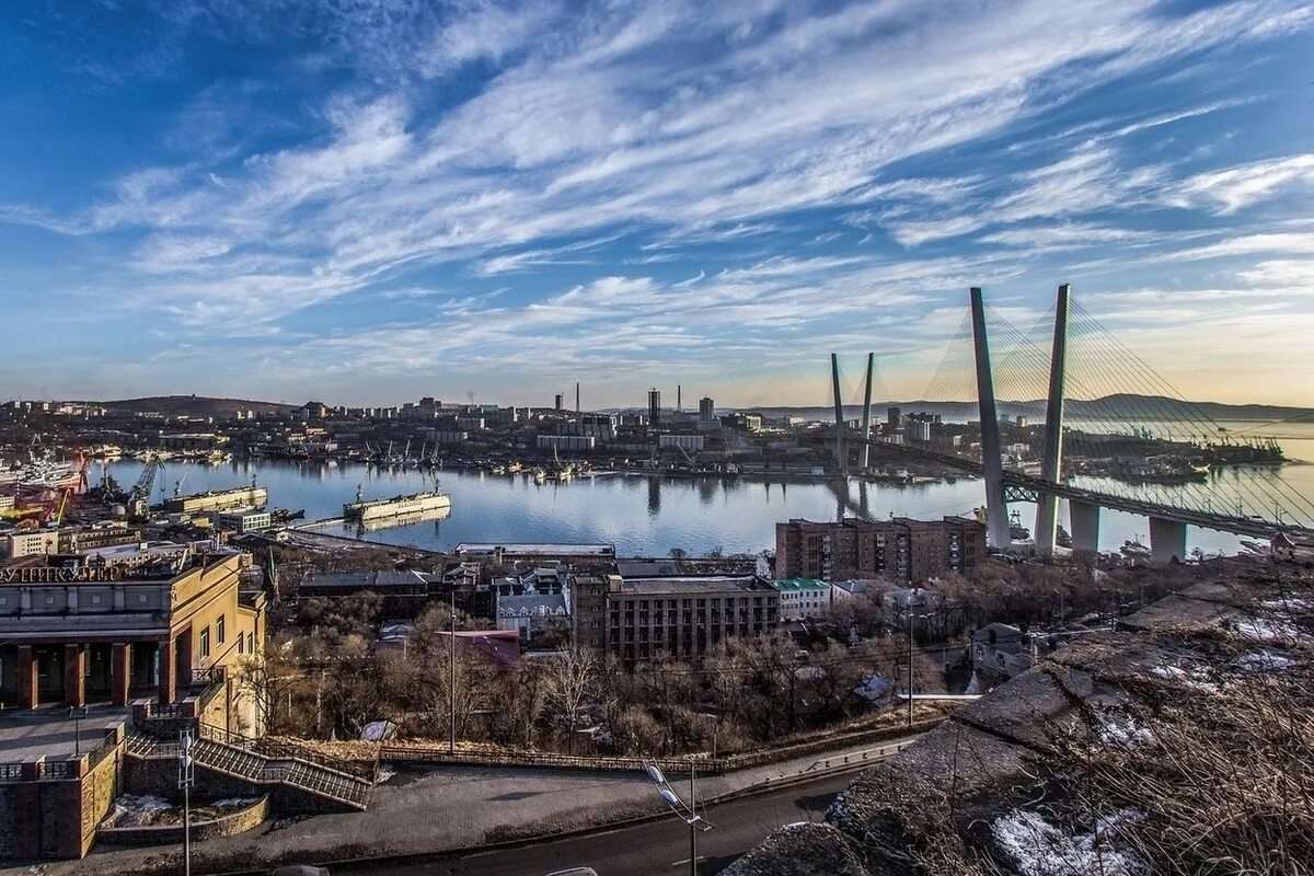Владивосток является крупнейшим городом. Владивосток панорама. Бухта золотой Рог Владивосток. Владивосток столица дальнего Востока. Владивосток панорама 2022.