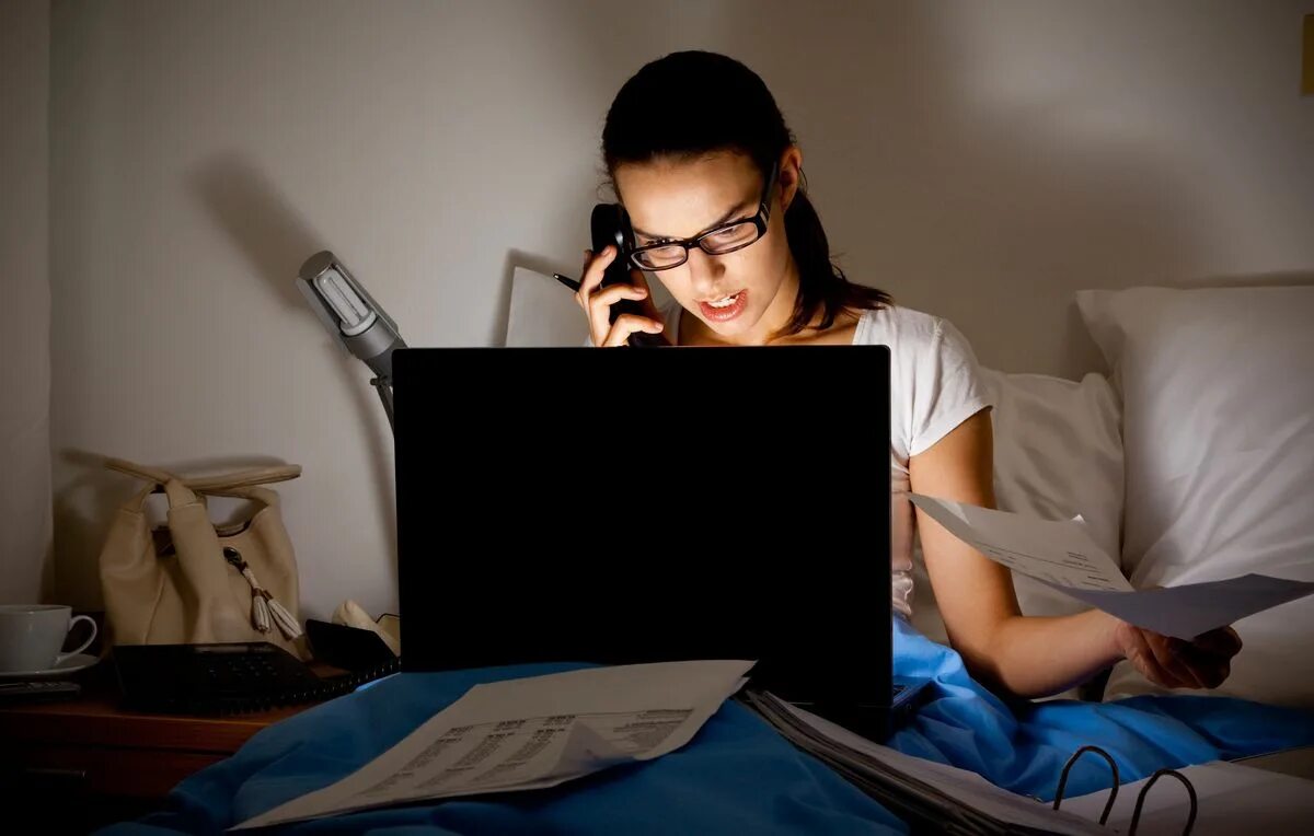 Уставшая женщина. Женщина с компьютером. Женщина с ноутбуком. Девушка за ноутбуком в офисе.