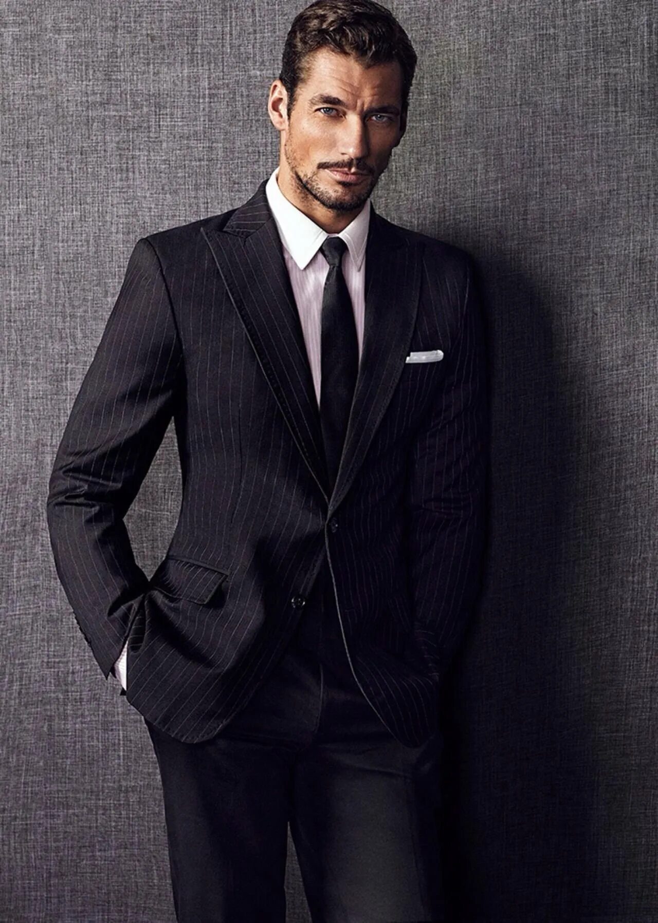 Безупречный костюм. Дэвид ганди в костюме. дэвид ганди 2025. david gandy деловой костюм. дэвид ганди позирование.