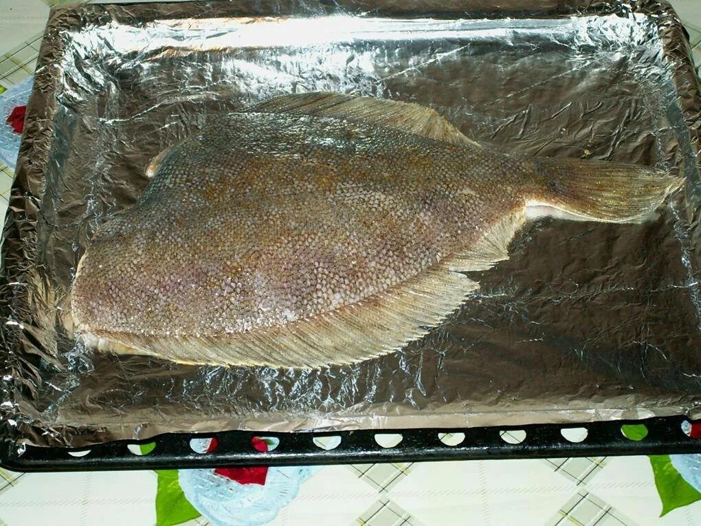 Камбала палтусовая в духовке. Камбала запеченная в духовке. Камбала в духовке целиком. Камбала запеченная в фольге