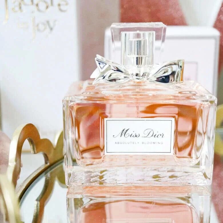 Купить диор букет. Духи Мисс диор Абсолют Блуминг. Christian Dior Miss Dior Eau de Parfum. Духи Мисс диор блюминг. Диор Блуминг букет.
