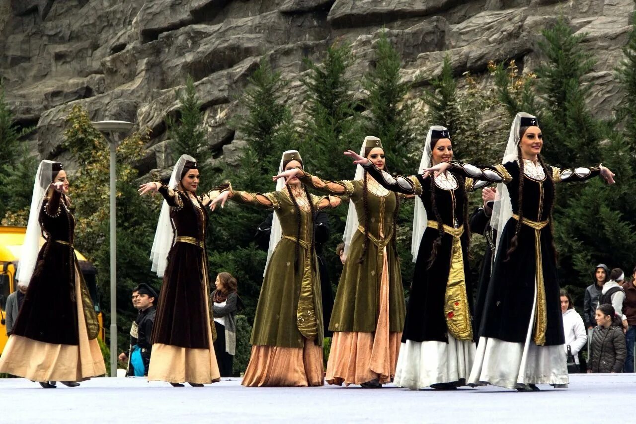 Особенности грузии. Тбилисоба Грузия. Праздник Тбилисоба в Грузии. Грузия Тбилиси население. Тбилисоба традиции.