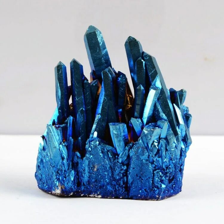Ske crystal pro цена. Голубой Кристалл друза. Кварц Кристалл Рейнбоу. Синий кварц Кристаллы. Камень синий Аура кварц.