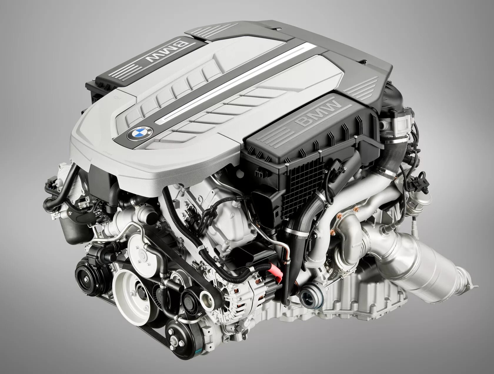 Новые двигатели бмв. БМВ в12 мотор. Мотор v12 BMW. BMW v12 engine. БМВ 7 v12 мотор.