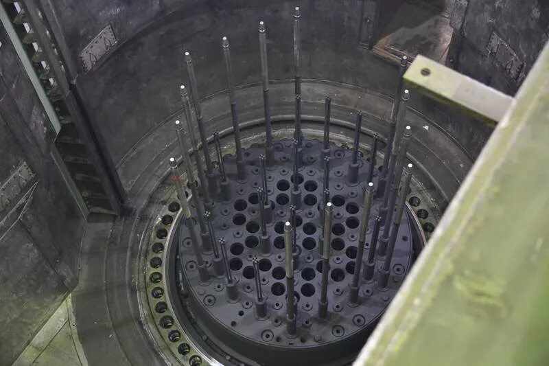 Реакторные установки аэс. Гайковерт главного разъема реактора ВВЭР-1000. Стержни на АЭС 300 мм. Герметичные защитные оболочки реакторов. Открытая зона реактора.