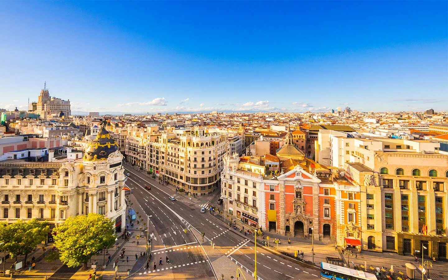 Мадрид испания достопримечательности. Madrid где. Испания эстетика мадрид. Мадрид здание метрополис. Королевство испания мадрид.