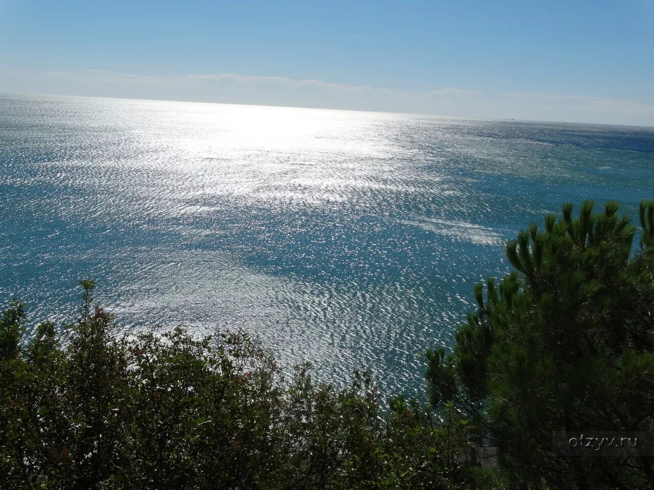 Температура воды в черном в алуште. Королевский пляж Алушта. Черное море Алушта. Black Sea Алушта. Лебедев море Алушта.