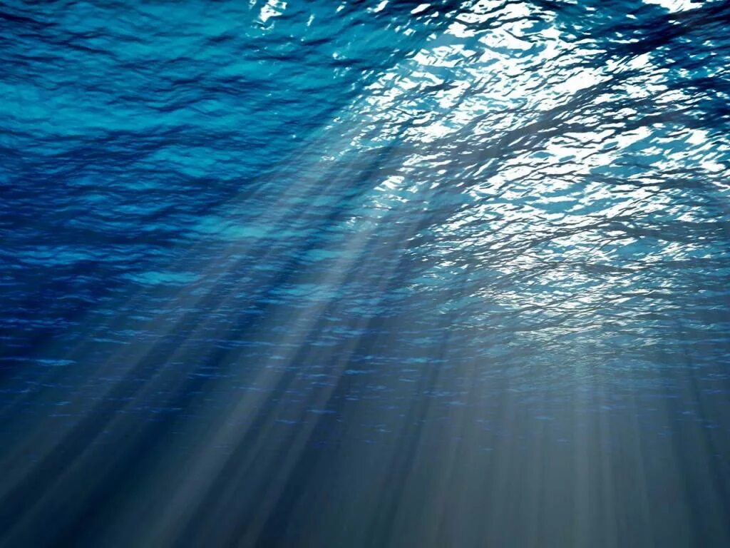 Сквозь толще воды. Лучи под водой. В толще воды. Солнечные лучи под водой. Лучи света под водой.