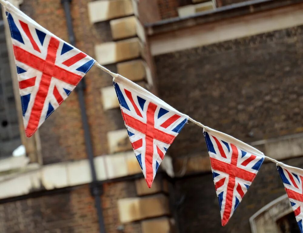 Тег великобритании. Флаг Лондона. Флаг Великобритании фото. Британский флаг на здании. Британский флаг баннер.