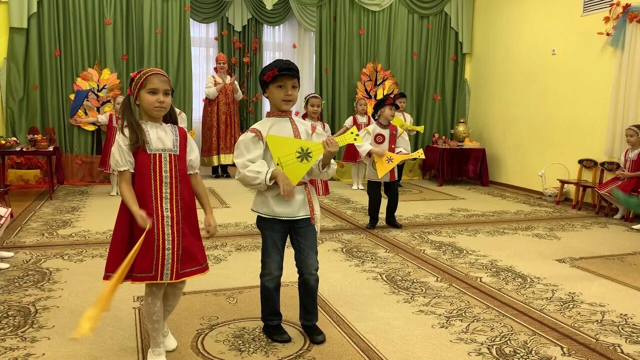 Танец мальчиков с балалайками. Танец для детей с балалайками. Танец взрослые и дети в детском саду видео. Танец балалайка. Танец для детей с балалайками.