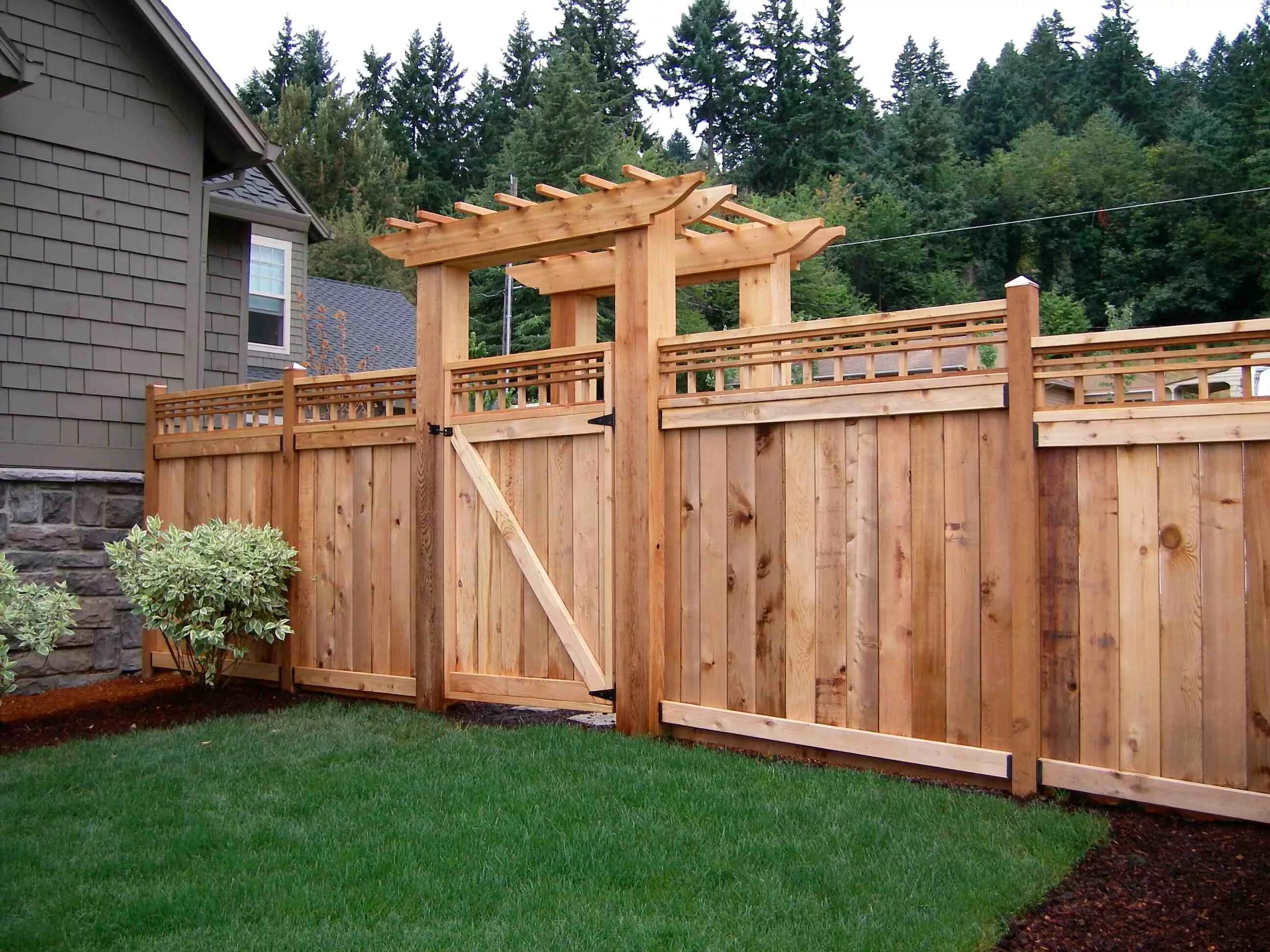 Заборы для дома своими руками фото. Деревянный забор. Оригинальный деревянный забор. Красивый деревянный забор. Забор дачный деревянный.