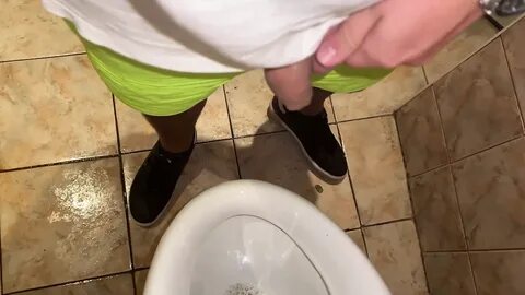 Toilette pinkeln und öffentlich nach dem Strand kommen 