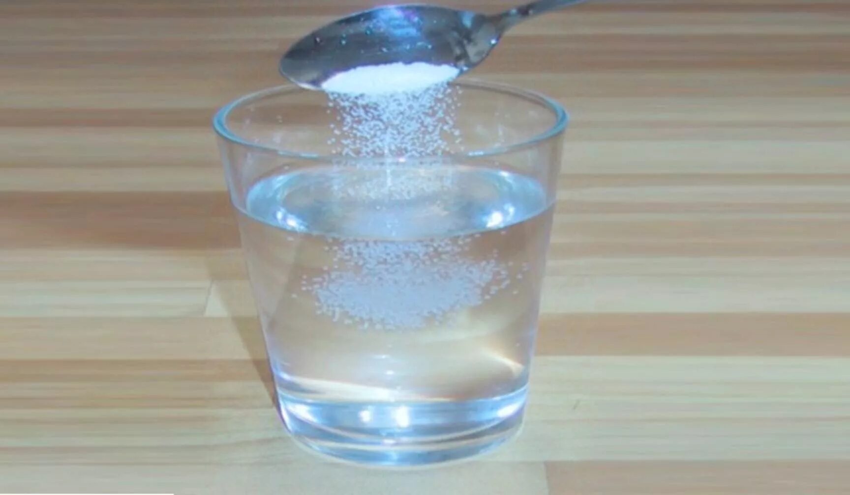 Который необходимо растворить в воде. Соленая вода в стакане. растворение в воде.