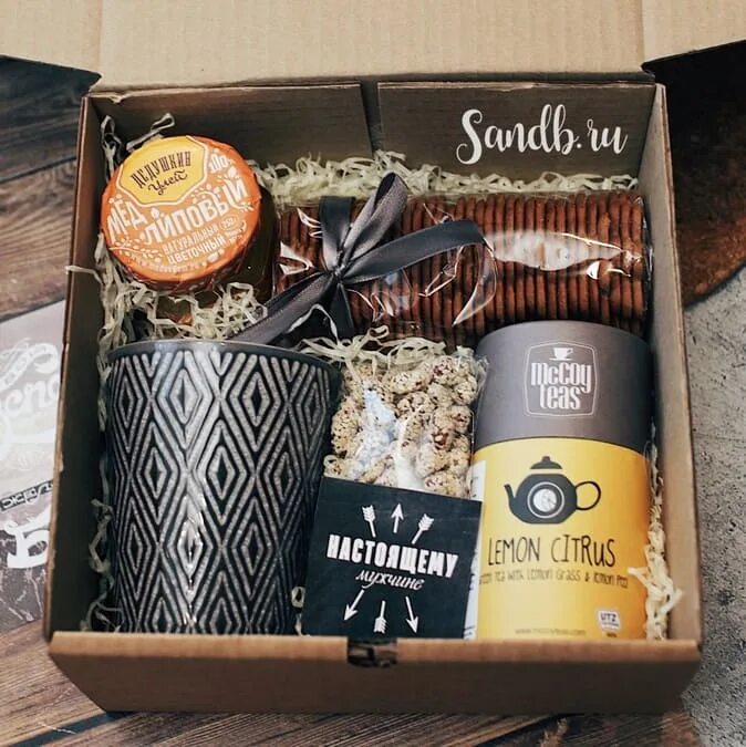 Подарочный набор в крафт коробке. Набор травяных чаев подарочный. Подарок в крафтовой коробке. Крафтовые подарочные наборы. Подарочные наборы крафт коробки.