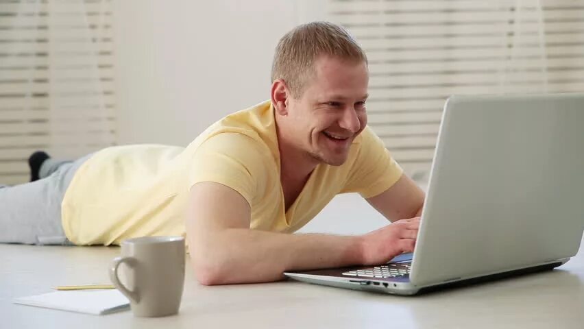 Man chat. Парень фрилансер. Фотобанк молодой ИТ специалист. Man working Laptop Home. Молодой парень фрилансер сидит дома.