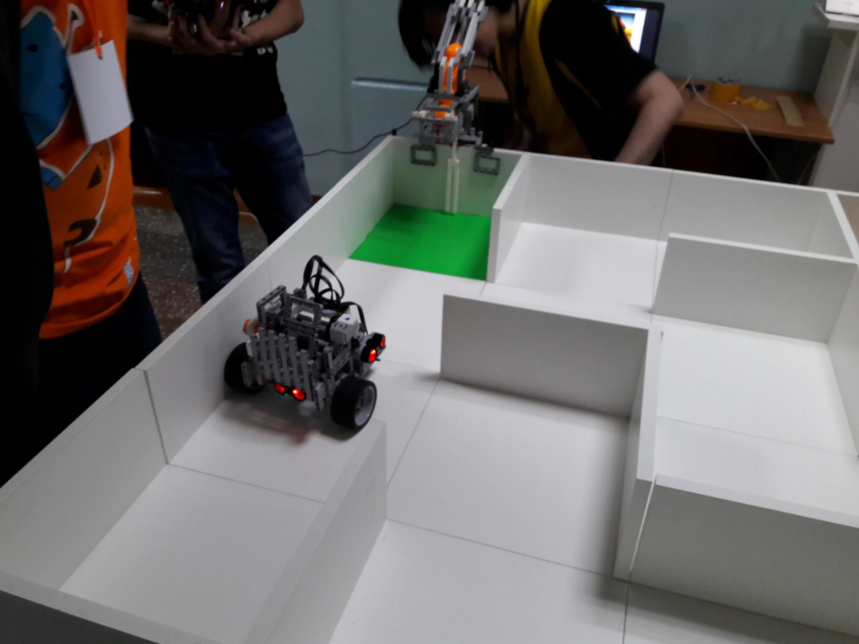 Робот для соревнования лабиринт. Робот для лабиринта ev3. Лабиринт робот. Робот для лабиринта ev3. Поле лабиринт для ev3.