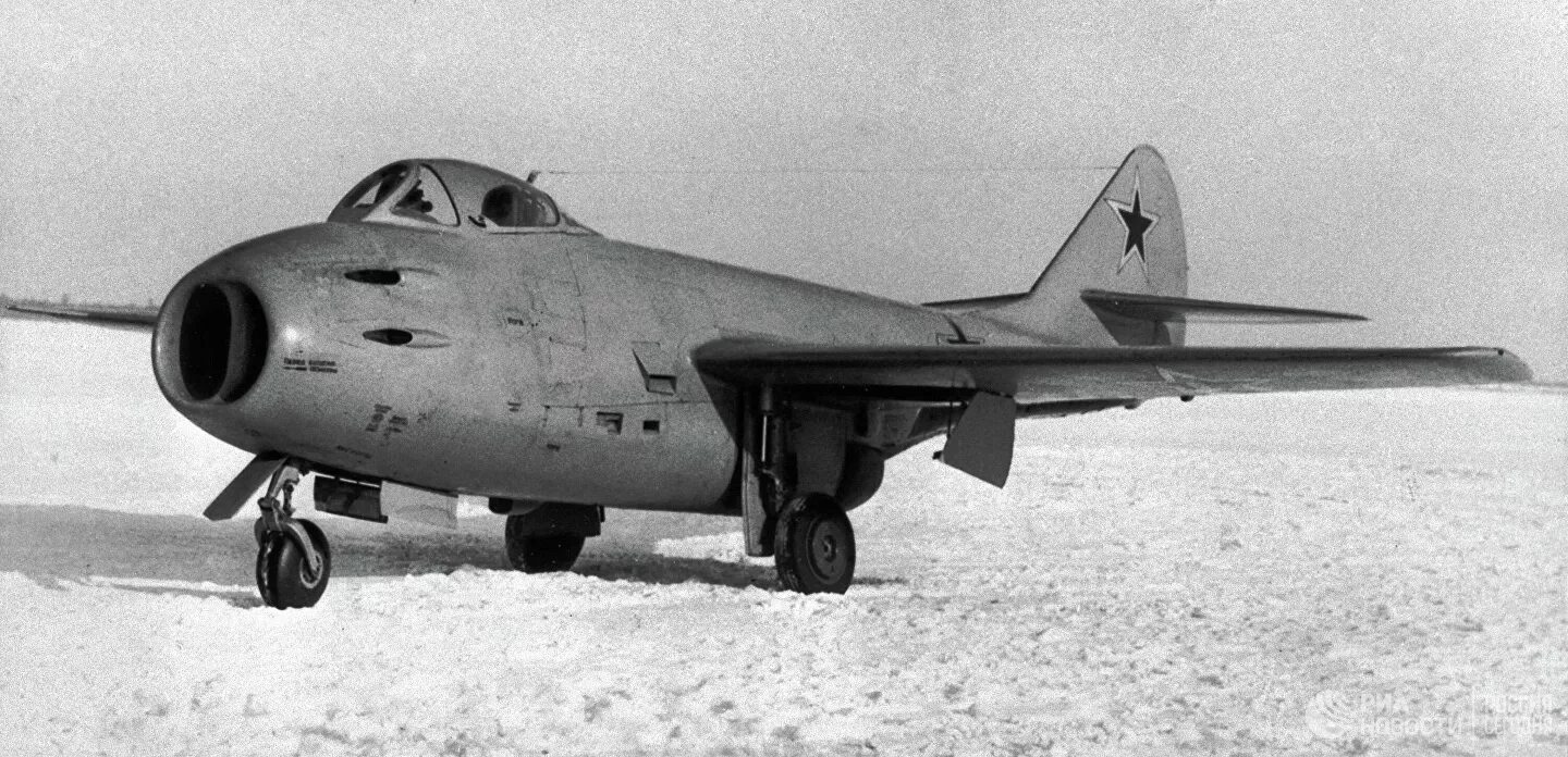 Белл х1 самолет 1947. Самолет миг 15. Первые реактивные истребители сша. Микоян, гуревич миг-15бис. Самые первые реактивные самолеты.