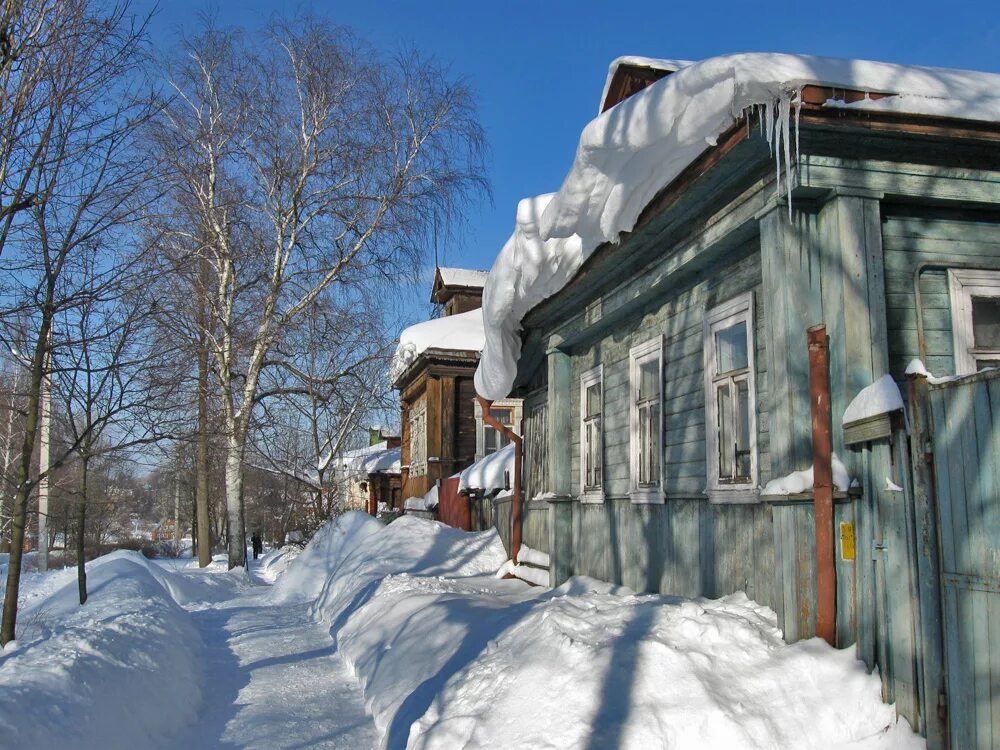Дома в черте города сергиев посад. Сергиев посад город клементьевка. сергиев посад улочка зима. старый дом сергиев посад. сергиев посад ветхие здания.