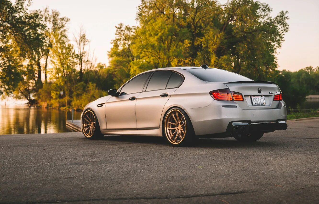 Alt f10. Бмв m5 f10. bmw f10 стенс. бмв м5 ф10. bmw 5 f10 stance.