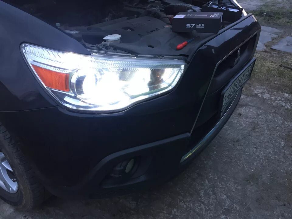 Asx mitsubishi 2012 фары led свет. Ближний свет на мицубиси асх. Лампа ближнего света митсубиси асх 2014. Замена лампы ближнего света mitsubishi asx. Ближний свет на мицубиси асх.