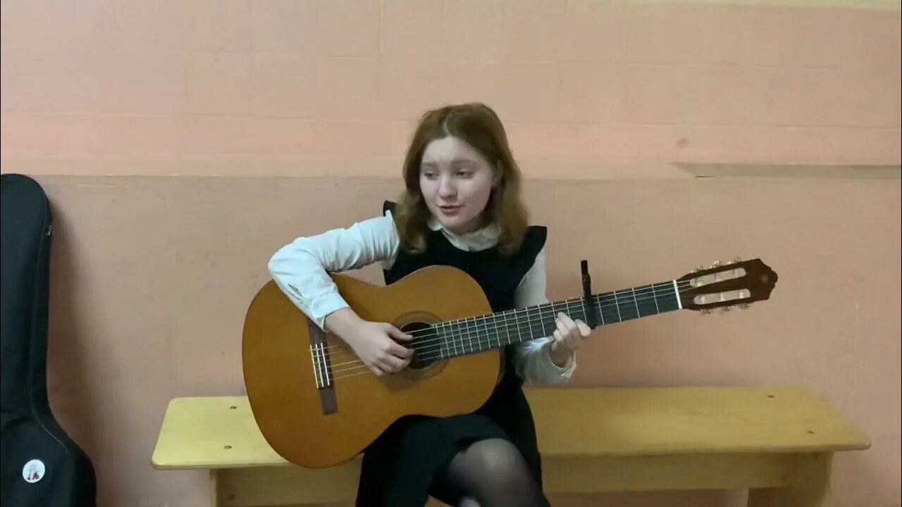 Песни на гитаре выпускник. Выпускник фогель на пианино. выпускной под гитару концерт. песня выпускной на гитаре. номер с гитарой на выпускной.