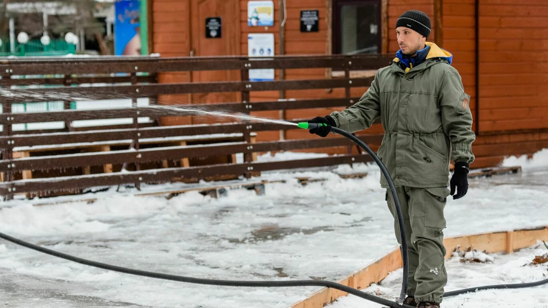 Каток Октябрьский Омск. Приспособление для заливки льда своими руками. Каток Юность Тюмень. Каток возле школы Дрожжино. В казани закрыли катки