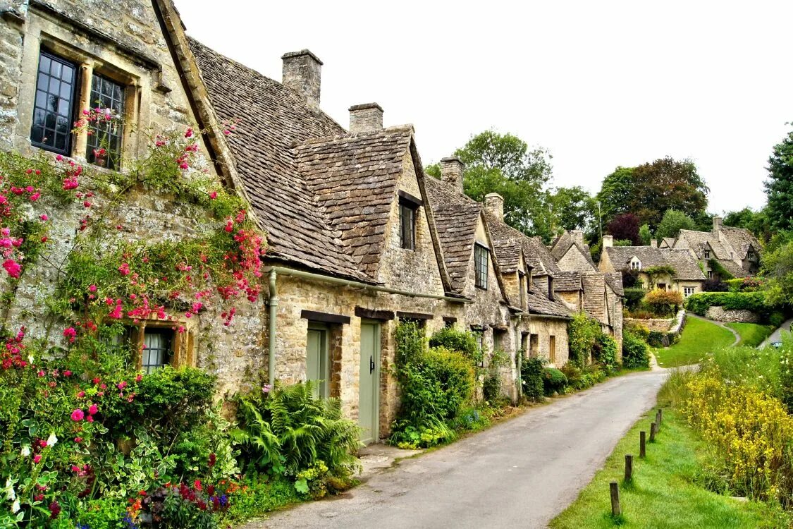 Villages england. Бибери деревня в Англии. Деревня Котсуолдс Англия. Бибери (Bibury). Глостершир деревня Бибери.