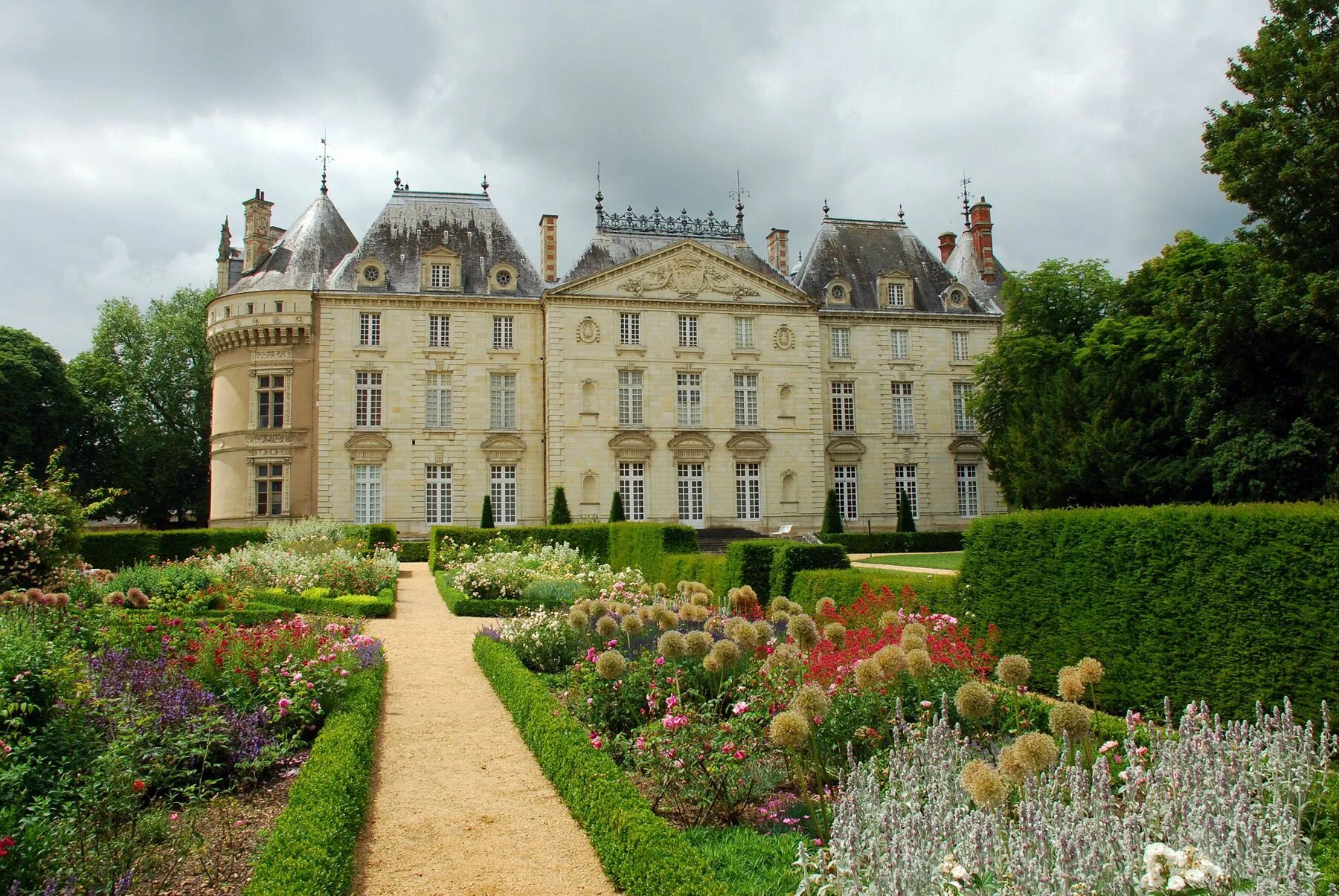 Шато девуз франция. Замок Ле люд Франция. Замок Шато Франция. Замок Валансе Франция. Шато де Луар.