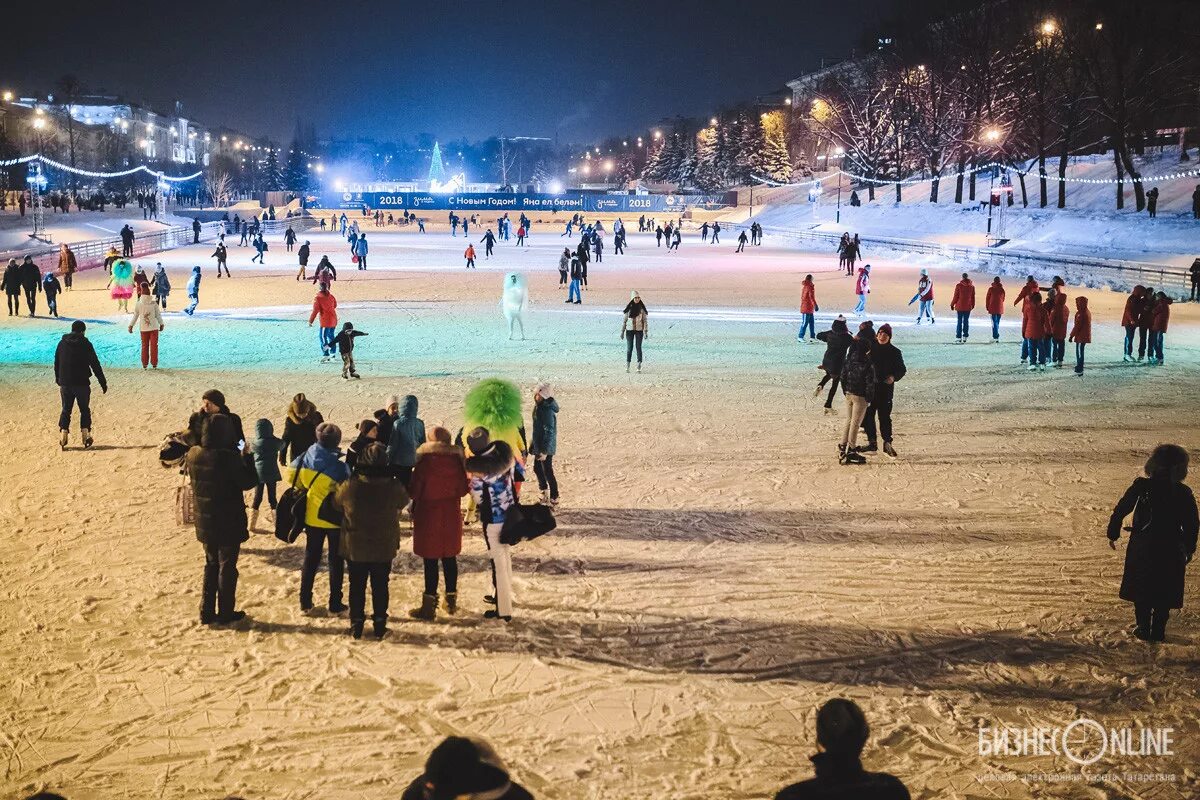 Работают ли катки в феврале. Чёрное озеро Казань каток. Парк черное озеро Казань каток. Каток парк Горького Казань. Каток в парке черное озеро.