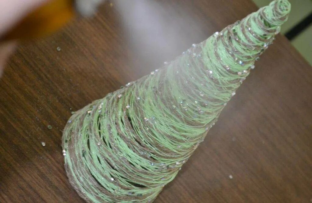 Елка из ниток и клея. Елочка из ниток своими руками. Елка из ниток. Елочка из ниток и клея. Елочка из ниток и клея.