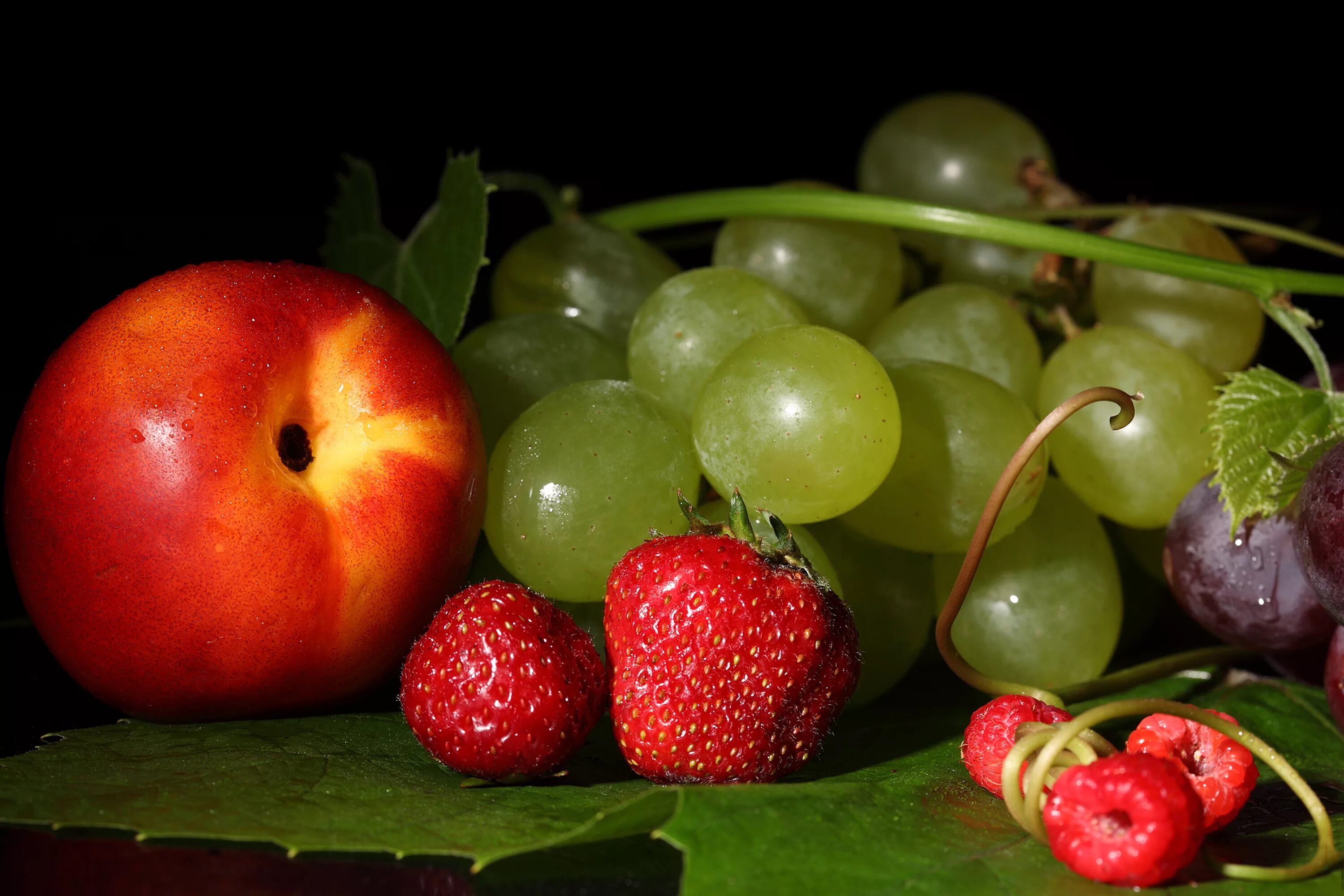 В 2 вазах по 18 яблок. Фрукты и ягоды. Фрукты фото. Фрукты на столе. Овощи, фрукты, ягоды.