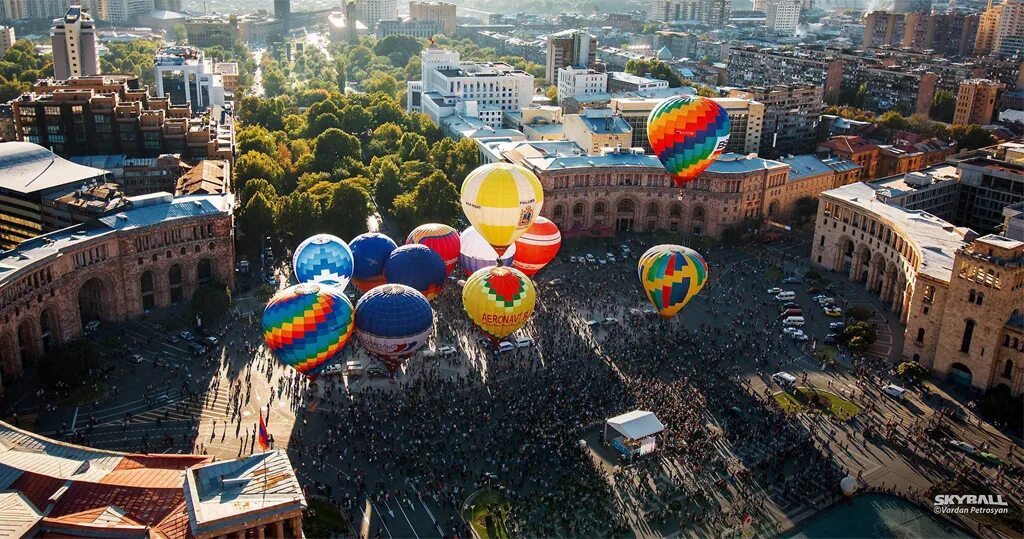 Fast armenia. Воздушный шар Армения. Ереван воздушные шары. Воздушный шар Ереван. Воздушный шар Армения Армения.