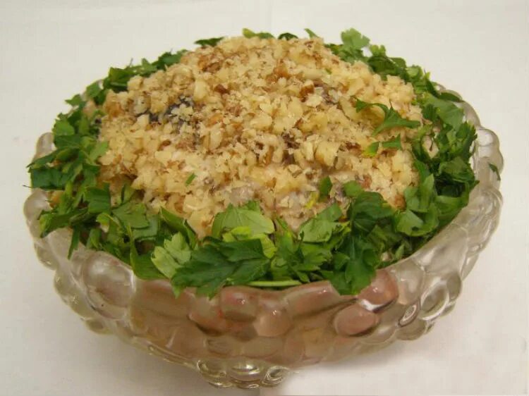 салат королевский с курицей. вкуснейшие салаты на праздничный стол. салат царский с курицей и шампиньонами. салат «королевский» (слоеный). салат с курицей и грибами слоями.