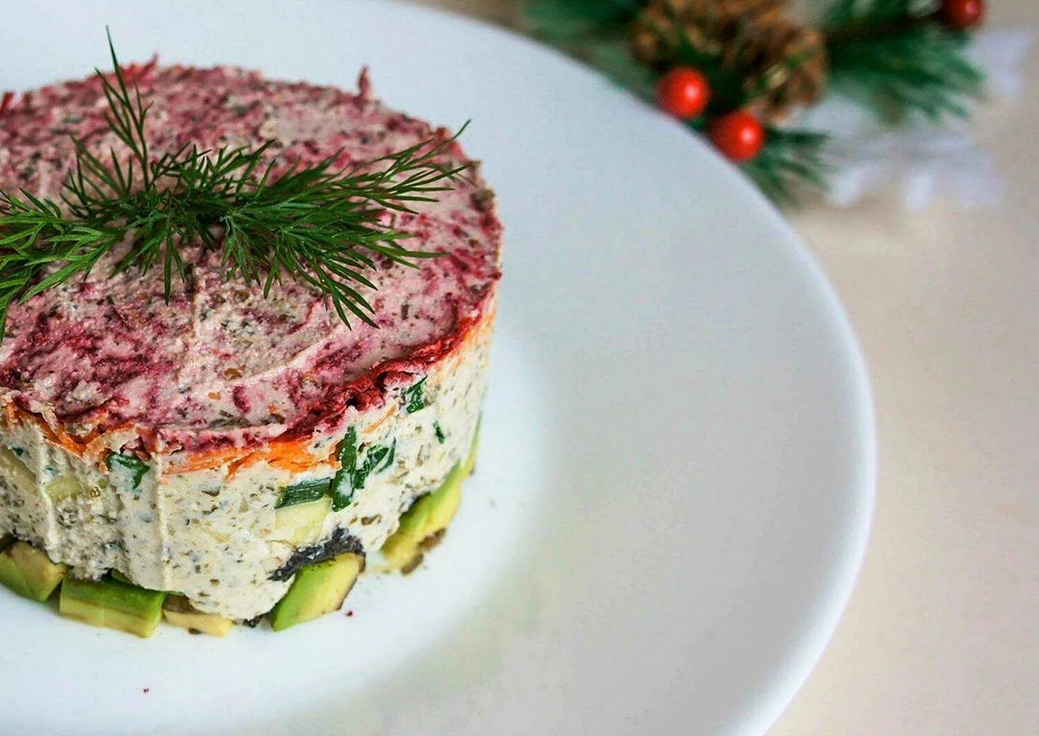 Салад селёдка под шубой. Подшуба салат. Слоеный салат неженка. Украшение селедки под шубой на новый год. Под шубой 2 слушать.