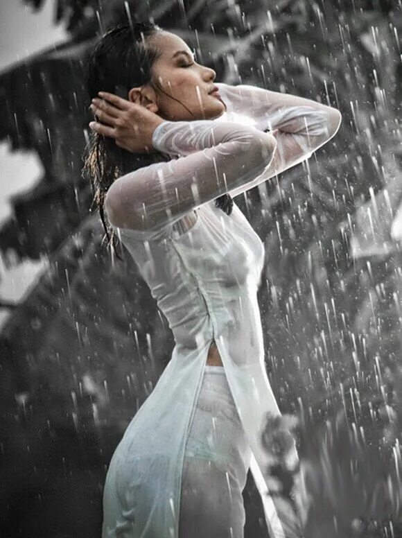 Elle rain. Девушка под дождем. Девушка в мокром платье. Девушки в мокрой одежде. Женщина дождя.