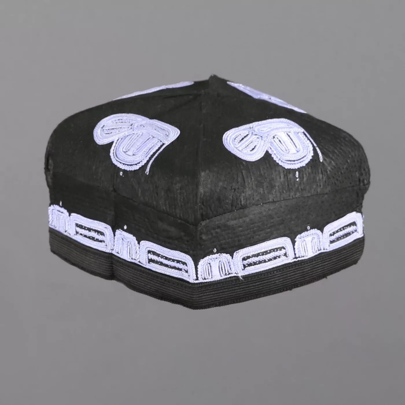 Узбекская тюбетейка дуппи. Самаркандская тюбетейка. Дуппи узбекский. Ковин дуппи. Тюбетейка маргеланская.