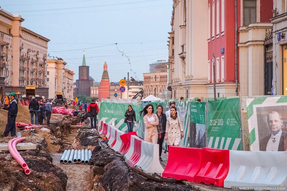 Тверская реконструкция. Реконструкция Тверской. Столбик ограждения променад в Москве. Столбы для временного ограждения.