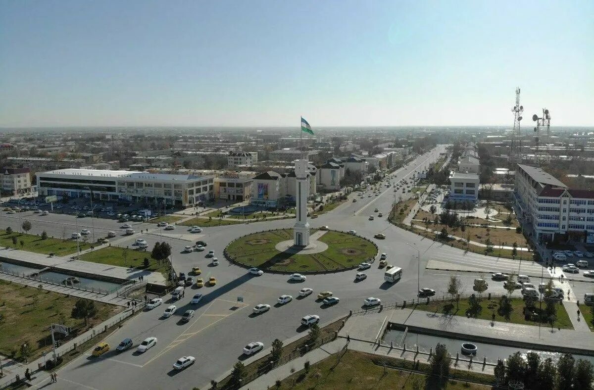 Железнодорожный вокзал карши. Ўзбекистон қарши. Город карши узбекистан. Памятник исламу каримову в карши. Памятник кашкадарё ислом каримов.