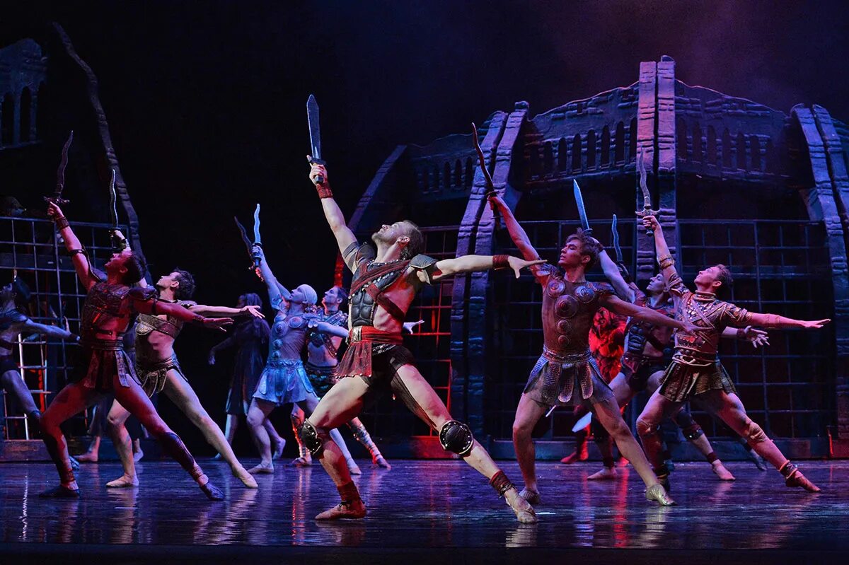 Корейский танец с веерами. Шаг вперед 4 кадры. Танец теней. Айседора дункан танец с шарфом. Танцующая девушка.